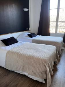香槟沙隆波特戴塔尹酒店的两张睡床彼此相邻,位于一个房间里