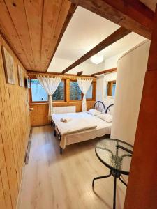 布拉索夫Dream House Brasov的卧室配有一张床和一张桌子