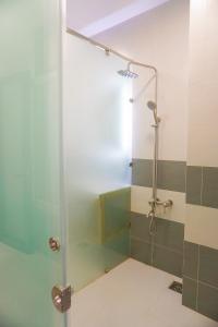 莲三TUY HOA CASA的浴室里设有玻璃门淋浴