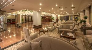 加济安泰普加齐安泰普大酒店的大厅里一个带沙发和椅子的等候室