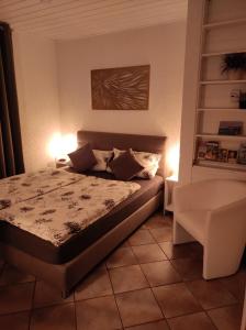 ThalmassingGäste Apartement Casa Luber的一间卧室配有一张带两个枕头的床