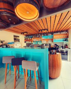 巴甫洛夫Sousedi Pavlov的餐厅设有带凳子的蓝色酒吧
