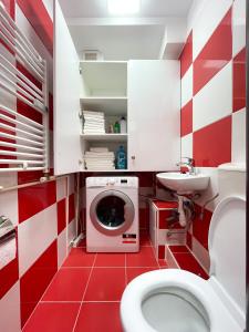 布加勒斯特National Arena Mega Mall Elana apartment的红色和白色的浴室设有洗衣机。