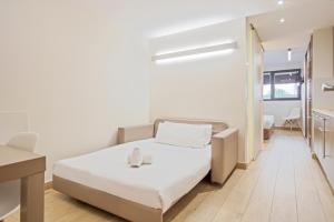 巴塞罗那蒙特胡依克公寓式酒店的一间小卧室,配有一张床和一张书桌