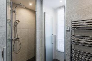 巴黎Chalgrin Boutique Hotel的带淋浴的浴室,带玻璃门