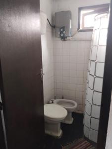 拉帕洛马Nalu的一间带两个卫生间和窗户的浴室