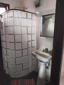 拉帕洛马Nalu的白色瓷砖浴室设有水槽和镜子