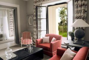 卡萨雷斯柯尔特辛庄园高尔夫水疗酒店的客厅配有沙发、椅子和桌子