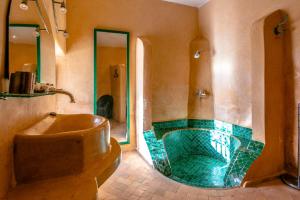Oulad BarrehilPrestige du Souss的带浴缸和盥洗盆的大浴室
