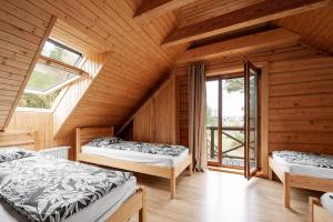 埃莱克特伦艾House of Sparkles的木屋内设有一间带两张床的卧室