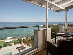 基普塞利斯特法尼亚公寓的阳台享有海景。