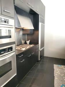 波士顿Beach Street Loft的厨房配有不锈钢用具和炉灶