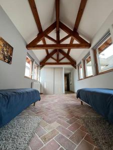 Chassagne-MontrachetLa Bastide De Chassagne-Montrachet的带窗户的客房内设有两张床的房间