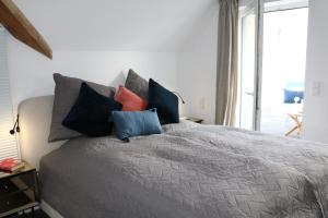 埃肯弗德Wohnung bei Façon的一间卧室配有带枕头的床