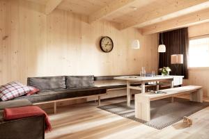 梅劳伊士棱度假屋的客厅配有沙发和桌子