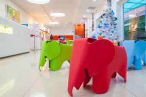 高雄秝芯旅店六合馆的一间商店,里面放着三头大象和一棵圣诞树