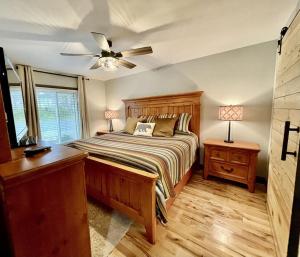 榉木山Apres’ Chalet的一间卧室配有一张床和吊扇