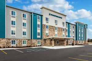 代顿WoodSpring Suites Dayton North的停车场酒店 ⁇ 染