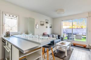卡布尔Charming duplex with big terrace- Cabourg - Welkeys的一间厨房和带白色大岛的客厅