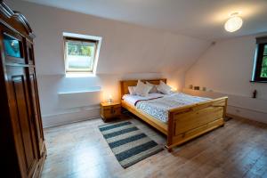 斯克拉斯卡波伦巴Stara Szlifiernia的一间卧室设有一张床和一个窗口