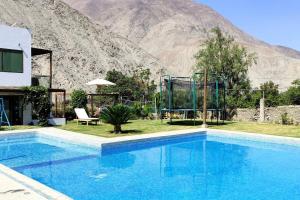 卢那欢纳Hermosa casa de campo vacacional La Estancia de Lunahuaná的一座山地游泳池