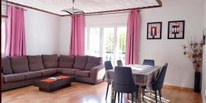 特拉萨拉卡萨公寓的客厅配有沙发和桌子