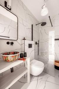 考斯赛力克TATRA REST的白色的浴室设有卫生间和水槽。