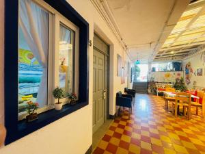 危地马拉安地瓜Hotel y Arte Antigua by Amazing Guatemala Travel的走廊上设有桌椅的房间