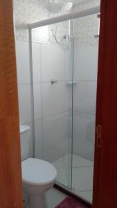 伊列乌斯Apartamento Praia dos Milionários 3 Quartos e Ar condicionado的一间带卫生间和玻璃淋浴间的浴室