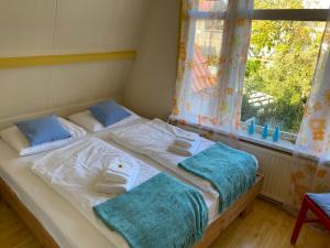 济里克泽Zierikzee Appartement ZZ 41 B&B的一间卧室配有两张床、毛巾和窗户