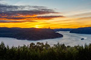 萨克雷克尔萨格奈MontFJORD - Chalets, vue spectaculaire et SPA. ChantaFJORD #4的日落时分河景