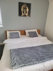 NO 7 Decent Home (Generous luxury bedroom)客房内的一张或多张床位
