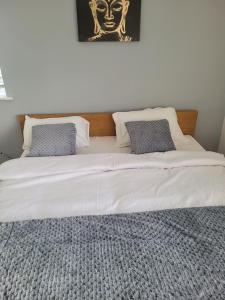 NO 7 Decent Home (Generous luxury bedroom)客房内的一张或多张床位