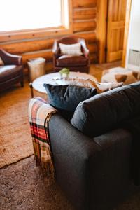 莫兰Teton Cabins的客厅配有沙发和桌子