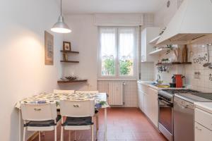 米兰[Mimmi Apartment] Zurigo 12的厨房配有桌椅和水槽。