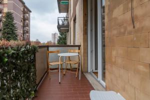 米兰[Mimmi Apartment] Zurigo 12的阳台配有2把椅子和桌子
