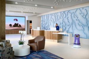 旧金山LUMA Hotel San Francisco - #1 Hottest New Hotel in the US 2023的牙科办公室的接待台上坐着一个男人