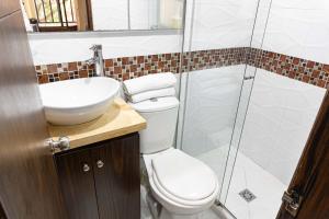 麦德林Apartaestudio Laureles - Viva Laureles的浴室配有卫生间、盥洗盆和淋浴。
