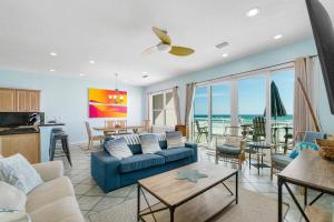 彭萨科拉海滩Turtle Ridge的客厅配有蓝色的沙发和桌子