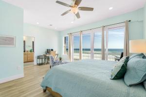 彭萨科拉海滩Turtle Ridge的一间卧室配有一张床,享有海景