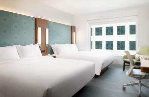 旧金山LUMA Hotel San Francisco - #1 Hottest New Hotel in the US 2023的酒店客房,配有两张床和椅子