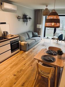 ĶesterciemsAlbatross Beach Apartment - SPA, Sea and Forest的客厅配有沙发和桌子