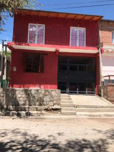 圣米格尔·德·图库玛El Descanso Housse II的前面有楼梯的红色房子