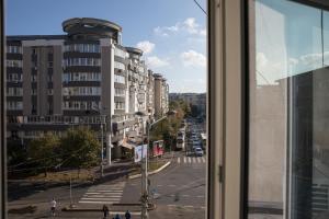 布加勒斯特Lion's Unirii Apartment的从窗户可欣赏到城市街道的景色