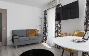 布加勒斯特Lion's Unirii Apartment的客厅配有沙发和桌子