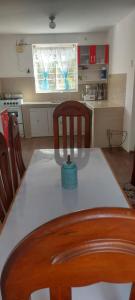 乌鲁班巴Hospedaje Venka Urubamba的厨房配有一张桌子,上面放着蓝色碗