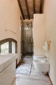 CapannucciaFAETOLE typical Tuscan country house near FLORENCE的浴室配有卫生间、盥洗盆和淋浴。