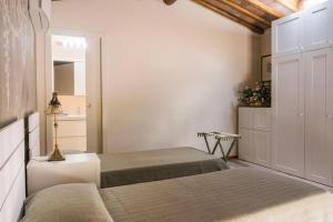 CapannucciaFAETOLE typical Tuscan country house near FLORENCE的一间卧室配有两张床和镜子