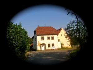 格斯韦因斯泰因Kleine Ferienwohnung auf dem Land, Haus Hans Stepha的街上有红色屋顶的白色房子