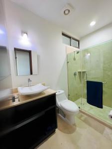 马萨特兰Brujas Tower Beach Resort的浴室配有卫生间、盥洗盆和淋浴。